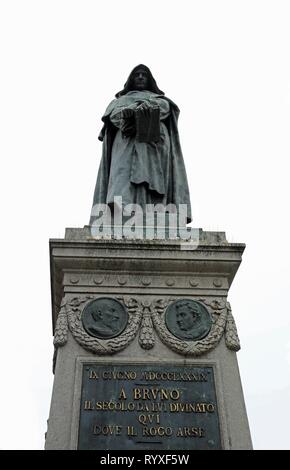 Statua di Giordano Bruno un italiano di frate domenicano noto per le sue teorie cosmologiche in piazza chiamata Campo de' Fiori a Roma in Italia centrale Foto Stock