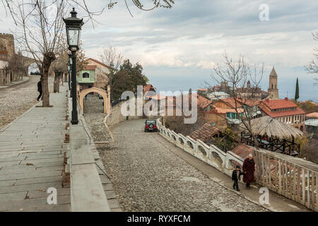 Signagi, Georgia - 23 novembre 2011: Vista di minuscoli pittoresche strade di piccole città Signagi nella regione di Kakheti, Georgia Foto Stock