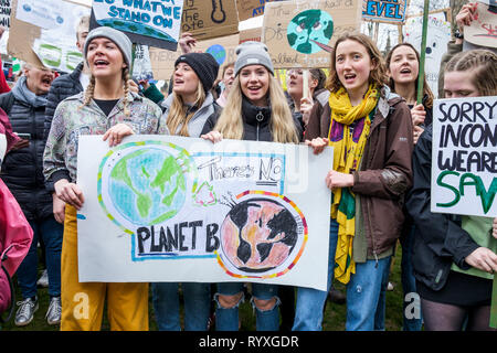 Bristol, Regno Unito. Xv Mar, 2019. Bristol studenti del college e scuola bambini che portano il cambiamento climatico cartelli e segni sono illustrati in quanto essi protestare fuori Bristol City Hall. Gli alunni che hanno anche fatto sciopero il mese scorso ha camminato fuori della scuola ancora oggi come parte di una coordinata a livello nazionale lo sciopero per azione di forza sulla politica in materia di cambiamento climatico. Credito: lynchpics/Alamy Live News Foto Stock