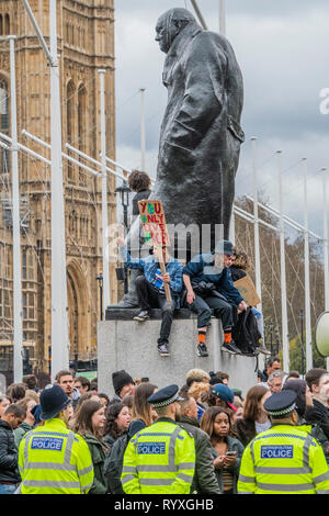 Londra, Regno Unito. 15 mar 2019. Discorsi continu sotto il monumento di Churchill dopo che la polizia infine rimuovere gli studenti dalla strada al di fuori del Parlamento - la scuola gli studenti sono scesi in sciopero per la mancanza di azione sul cambiamento climatico. Credito: Guy Bell/Alamy Live News Foto Stock