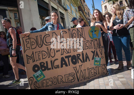 Visto gli studenti in possesso di un grande striscione che dice: 'ambientale istruzione obbligatoria ora! Brave insegnanti ' durante la protesta. Sotto lo slogan ìClimate emergencyî, migliaia di persone protestano contro il cambiamento climatico e il riscaldamento globale durante il generale sciopero degli studenti. Il movimento internazionale "il venerdì per il futuro", guidato dalla svedese giovane studente attivista e ambientalista Thunberg Greta, la domanda di provvedimenti urgenti per la lotta contro il cambiamento climatico. Foto Stock