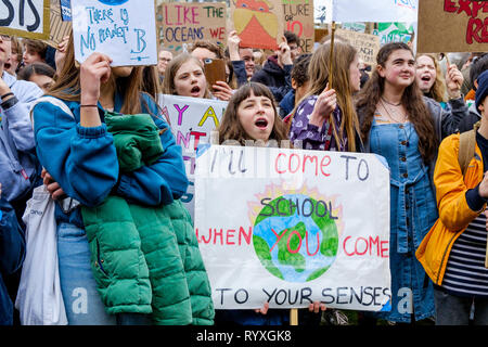 Bristol, Regno Unito. Xv Mar, 2019. Bristol studenti del college e scuola bambini che portano il cambiamento climatico cartelli e segni sono illustrati in quanto essi protestare fuori Bristol City Hall. Gli alunni che hanno anche fatto sciopero il mese scorso ha camminato fuori della scuola ancora oggi come parte di una coordinata a livello nazionale lo sciopero per azione di forza sulla politica in materia di cambiamento climatico. Credito: lynchpics/Alamy Live News Foto Stock