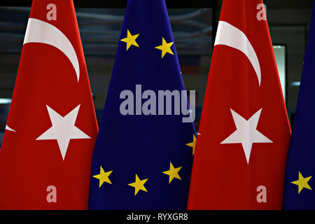 Bruxelles, Belgio. Xv Mar, 2019. Bandiera dell'Europa e Bandiera della Turchia stand presso la sede del Consiglio europeo. Credito: ALEXANDROS MICHAILIDIS/Alamy Live News Foto Stock