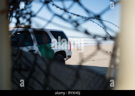 Tijuana, Baja California, Messico. 13 Mar, 2019. Stati Uniti Pattuglia di Confine è visto bloccare la parete in corrispondenza della US-frontiera messico dopo un grande gruppo taglio attraverso la parete, in fuga verso gli Stati Uniti. Nel febbraio 2019, circa 76.000 sono fuggiti dal sud del confine con gli Stati Uniti al fine di trovare una migliore live. Credito: Megan Jelinger SOPA/images/ZUMA filo/Alamy Live News Foto Stock