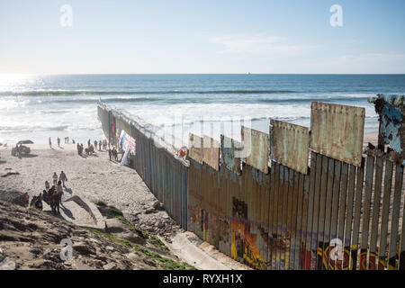 Tijuana, Baja California, Messico. 13 Mar, 2019. Il Regno States-Mexican confine è raffigurato, dove molti migranti hanno attraversato nella speranza di trovare asilo negli Stati Uniti. Nel febbraio 2019, circa 76.000 sono fuggiti dal sud del confine con gli Stati Uniti al fine di trovare una migliore live. Credito: Megan Jelinger SOPA/images/ZUMA filo/Alamy Live News Foto Stock