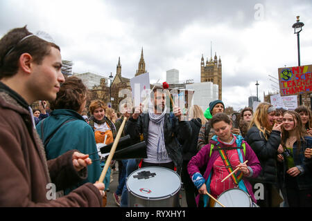 Londra, UK, UK. Xv Mar, 2019. I dimostranti sono visti suonando la batteria durante un cambiamento climatico protesta a Londra come sottolineano i pericoli del cambiamento climatico. Credito: Dinendra Haria/SOPA Immagini/ZUMA filo/Alamy Live News Foto Stock