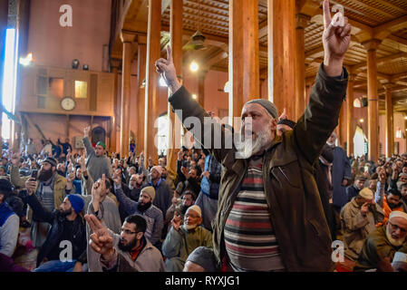 Srinagar Kashmir. Xv Mar, 2019. Kashmir per i fanatici musulmani visto gridando slogan all'interno della Grande Moschea dopo il sermone di Mirvaiz Umer Farooq a Srinagar.L'inchiesta nazionale agenzia (NIA), giovedì 14 marzo rilasciato fresco di convocazione al leader Hurriyat Mirwaiz Umer Farooq a comparire per un interrogatorio in corrispondenza della sonda la sede dell'Agenzia in connessione con una militanza finanziamento caso, hanno detto i funzionari. Credito: Idrees Abbas SOPA/images/ZUMA filo/Alamy Live News Foto Stock