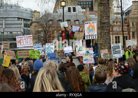 Londra, Regno Unito. Xv Mar, 2019. Scuola sciopero del clima del 15 marzo 2019, Londra, la piazza del Parlamento: clima svedese Greta attivista Thunberg ispirato agli studenti del Regno Unito per protestare contro il cambiamento climatico oggi a piedi al di fuori delle scuole. Gli studenti chiedono al governo di agire sul riscaldamento globale. Credito: Thomas Krych/Alamy Live News Foto Stock