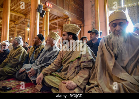 Srinagar Kashmir. Xv Mar, 2019. Testa del Kashmir sacerdote e leader Hurriyat Mirvaiz Umer Farooq visto durante le preghiere del venerdì alla storica Moschea Jamia o Gran Moschea di Srinagar.L'inchiesta nazionale agenzia (NIA), giovedì 14 marzo rilasciato fresco di convocazione al leader Hurriyat Mirwaiz Umer Farooq a comparire per un interrogatorio in corrispondenza della sonda la sede dell'Agenzia in connessione con una militanza finanziamento caso, hanno detto i funzionari. Credito: Idrees Abbas SOPA/images/ZUMA filo/Alamy Live News Foto Stock