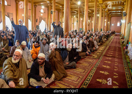 Srinagar Kashmir. Xv Mar, 2019. Kashmir per i fanatici musulmani visto gridando slogan all'interno della Grande Moschea dopo il sermone di Mirvaiz Umer Farooq a Srinagar.L'inchiesta nazionale agenzia (NIA), giovedì 14 marzo rilasciato fresco di convocazione al leader Hurriyat Mirwaiz Umer Farooq a comparire per un interrogatorio in corrispondenza della sonda la sede dell'Agenzia in connessione con una militanza finanziamento caso, hanno detto i funzionari. Credito: Idrees Abbas SOPA/images/ZUMA filo/Alamy Live News Foto Stock