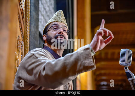 Srinagar Kashmir. Xv Mar, 2019. Kashmir leader Hurriyat Mirwaiz Umar Farooq visto erogare un discorso all'interno della Moschea Jamia o Gran Moschea di Srinagar.L'inchiesta nazionale agenzia (NIA), giovedì 14 marzo rilasciato fresco di convocazione al leader Hurriyat Mirwaiz Umer Farooq a comparire per un interrogatorio in corrispondenza della sonda la sede dell'Agenzia in connessione con una militanza finanziamento caso, hanno detto i funzionari. Credito: Idrees Abbas SOPA/images/ZUMA filo/Alamy Live News Foto Stock