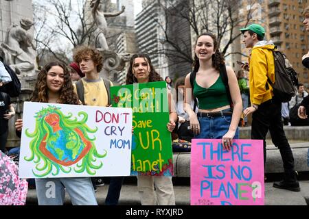 New York, US, 15 marzo, 2019. raccogliere in Columbus Circle per uno di un atteso 500 International Youth colpisce per il clima di proteste in 50 paesi per chiedere i leader del mondo prendere misure contro il cambiamento climatico. Credito: Joseph Reid/Alamy Live News Foto Stock