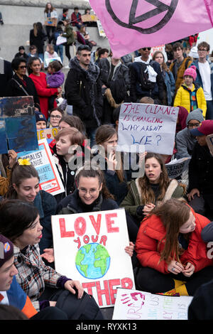 Londra, Regno Unito. Xv Mar, 2019. Un gruppo di giovani con striscioni e bandiere sciopero per il cambiamento climatico al di fuori di Trafalgar Square. Credito: AndKa/Alamy Live News Foto Stock