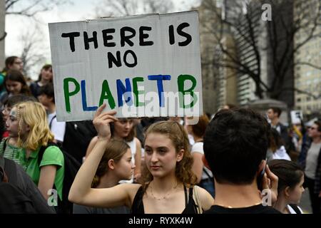 New York, US, 15 marzo, 2019. raccogliere in Columbus Circle per uno di un atteso 500 International Youth colpisce per il clima di proteste in 50 paesi per chiedere i leader del mondo prendere misure contro il cambiamento climatico. Credito: Joseph Reid/Alamy Live News Foto Stock