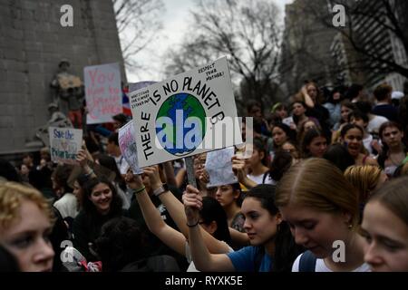 New York, US, 15 marzo, 2019. raccogliere in Columbus Circle per uno di un atteso 500 International Youth colpisce per il clima di proteste in 50 paesi per chiedere i leader del mondo prendere misure contro il cambiamento climatico. Credito: Joseph Reid/Alamy Live News Foto Stock