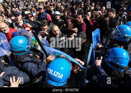 Napoli, Italia. Xv Mar, 2019. Napoli la dimostrazione, venerdì per il futuro, di venerdì per il futuro, dobbiamo salvare la terra, ci sono stati momenti di tensione con le forze dell'ordine. 15/03/2019, Napoli, Italia Credit: Indipendente Photo Agency Srl/Alamy Live News Foto Stock