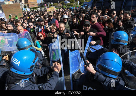 Napoli, Italia. Xv Mar, 2019. Napoli la dimostrazione, venerdì per il futuro, di venerdì per il futuro, dobbiamo salvare la terra, ci sono stati momenti di tensione con le forze dell'ordine. 15/03/2019, Napoli, Italia Credit: Indipendente Photo Agency Srl/Alamy Live News Foto Stock