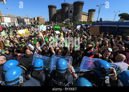 Napoli, Italia. Xv Mar, 2019. Napoli la dimostrazione, venerdì per il futuro, di venerdì per il futuro, dobbiamo salvare la terra, ci sono stati momenti di tensione con le forze dell'ordine. 15/03/2019, Napoli, Italia Credit: Indipendente Photo Agency Srl/Alamy Live News Foto Stock