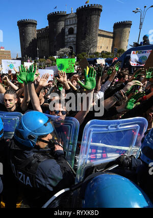 Napoli, Italia. Xv Mar, 2019. Napoli la dimostrazione, venerdì per il futuro, di venerdì per il futuro, dobbiamo salvare la terra, ci sono stati momenti di tensione con le forze dell'ordine. 15/03/2019, Napoli, Italia Credit: Indipendente Photo Agency Srl/Alamy Live News Foto Stock