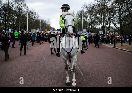 Xv March​ 2019. Sciopero della gioventù 4 Clima, Londra, Regno Unito. Credito: Rokas Juozapavicius/Alamy Live News Foto Stock