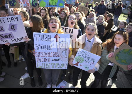 Edinburgh, Lothian, Regno Unito. Xv Mar, 2019. I manifestanti visto gridando slogan targhetta di contenimento durante lo sciopero.Migliaia di studenti e allievi di Edimburgo sono in sciopero per protestare per il cambiamento climatico. Edimburgo è una delle molte città contro il cambiamento climatico. Credito: Stewart Kirby SOPA/images/ZUMA filo/Alamy Live News Foto Stock