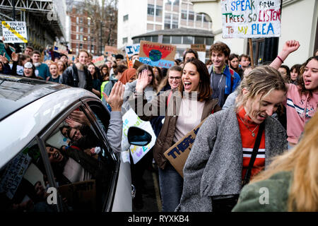 Il 15 marzo, 2019, sciopero della gioventù 4 Clima, Londra, Regno Unito. Xv Mar, 2019. Protester dando un alto cinque. Credito: Rokas Juozapavicius/Alamy Live News Foto Stock