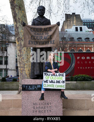Londra, Regno Unito. Xv Mar, 2019. Ragazza giovane con banner sciopero per il cambiamento climatico al di fuori di Westminster. Credito: AndKa/Alamy Live News Foto Stock