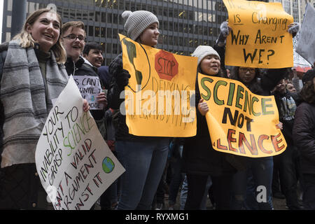 Chicago, Illinois, Stati Uniti d'America. Xv Mar, 2019. Gli studenti provenienti da Chicago area lungo con migliaia di tutto il mondo. Hanno camminato fuori delle classi di venerdì per protestare contro l'inerzia dei governi. Quando si arriva alla crescente minaccia del cambiamento climatico. Credito: Rick Majewski/ZUMA filo/Alamy Live News Foto Stock