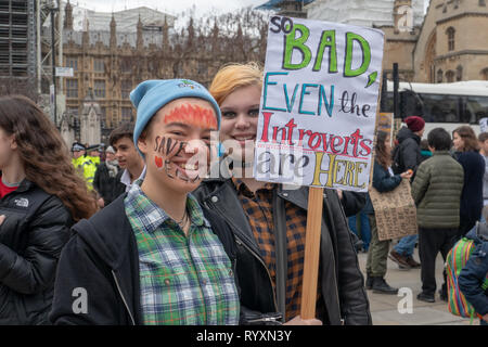 Londra, Regno Unito. 15 mar 2019. Sciopero degli studenti per il cambiamento climatico in Parlament Square e Buckingam Palace Credito: Vincenzo Lullo Credito: Giacobbe/Alamy Live News Foto Stock