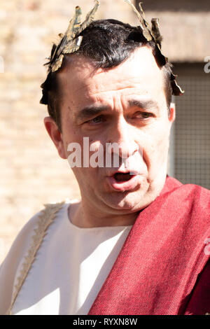 Roma, Italia. 15 marzo, 2019. Presso l'Area Sacra di Largo Argentina di Roma, il Gruppo Storico Romano, un associazione di diffusione e la rievocazione storica dedicata alla Roma antica, fasi di uno dei più importanti eventi della storia dell umanità: l'assassinio di Giulio Cesare. Credito: Corina Daniela Obertas / Alamy Live News. Foto Stock