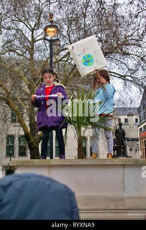 Londra, Regno Unito. 15 mar 2019. 2. REGNO UNITO-wide sciopero della gioventù per il clima porta la piazza del Parlamento e Westminster Bridge fino a fermarsi dopo i manifestanti bloccano il traffico in due principali percorsi in zona. Credito: Knelstrom Ltd/Alamy Live News Foto Stock