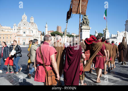Roma, Italia. 15 marzo, 2019. Presso l'Area Sacra di Largo Argentina di Roma, il Gruppo Storico Romano, un associazione di diffusione e la rievocazione storica dedicata alla Roma antica, fasi di uno dei più importanti eventi della storia dell umanità: l'assassinio di Giulio Cesare. Credito: Corina Daniela Obertas / Alamy Live News. Foto Stock