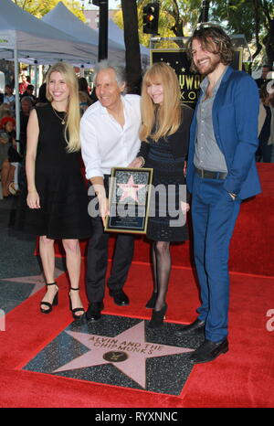 Hollywood, California, USA. 13 Mar, 2019. Ho16039CHW.Hollywood Camera di Commercio onori Alvin ed i Chipmunks con una stella sulla Hollywood Walk of Fame nella celebrazione del suo sessantesimo anniversario!! .6600 Hollywood Boulevard di fronte al giocattolo di Hollywood & Costume Negozio, Hollywood, California, Stati Uniti d'America .03/14/2019 .VANESSA BAGDASARIAN, Ross Bagdasarian, JANICE KARMAN E MICHAEL BAGDASARIAN - PROPRIETARI E PRODUTTORI DEI CHIPMUNKS . © Clinton H.Wallace/Photomundo International/ Foto Inc Credito: Clinton Wallace/Globe foto/ZUMA filo/Alamy Live News Foto Stock