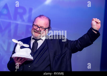 Laupheim, Germania. Xv Mar, 2019. Stefan Arndt, produttore di film, è felice circa il Carl Laemmle Produttore Award. Laupheim è la casa del fondatore di Hollywood Carl Laemmle. Sul suo centocinquantesimo anniversario, il premio è stato creato. Credito: Fabian Sommer/dpa/Alamy Live News Foto Stock