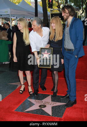 Hollywood, California, USA. 13 Mar, 2019. Ho16039CHW.Hollywood Camera di Commercio onori Alvin ed i Chipmunks con una stella sulla Hollywood Walk of Fame nella celebrazione del suo sessantesimo anniversario!! .6600 Hollywood Boulevard di fronte al giocattolo di Hollywood & Costume Negozio, Hollywood, California, Stati Uniti d'America .03/14/2019 .VANESSA BAGDASARIAN, Ross Bagdasarian, JANICE KARMAN E MICHAEL BAGDASARIAN - PROPRIETARI E PRODUTTORI DEI CHIPMUNKS . © Clinton H.Wallace/Photomundo International/ Foto Inc Credito: Clinton Wallace/Globe foto/ZUMA filo/Alamy Live News Foto Stock