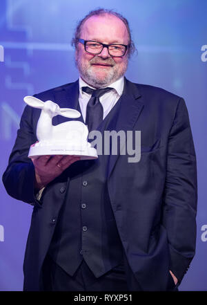 Laupheim, Germania. Xv Mar, 2019. Stefan Arndt, produttore di film, è felice circa il Carl Laemmle Produttore Award. Laupheim è la casa del fondatore di Hollywood Carl Laemmle. Sul suo centocinquantesimo anniversario, il premio è stato creato. Credito: Fabian Sommer/dpa/Alamy Live News Foto Stock