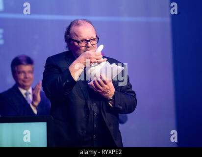 Laupheim, Germania. Xv Mar, 2019. Stefan Arndt, produttore di film, è felice circa il Carl Laemmle Produttore Award. Laupheim è la casa del fondatore di Hollywood Carl Laemmle. Sul suo centocinquantesimo anniversario, il premio è stato creato. Credito: Fabian Sommer/dpa/Alamy Live News Foto Stock