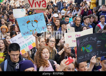 Torino, Italia. Il 15 marzo, 2019. I manifestanti con striscioni in corrispondenza di una Gioventù sciopero per il clima marzo venerdì per il futuro Credito: Michele D'Ottavio/Alamy Live News Foto Stock