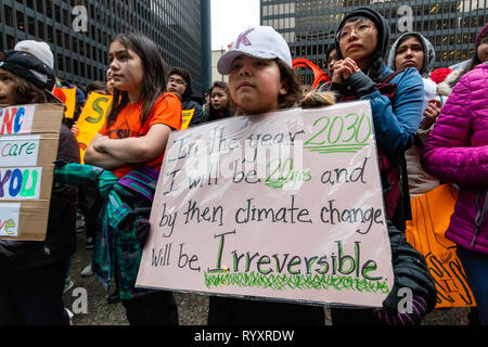 Chicago, Stati Uniti d'America. Xv Mar, 2019. Come parte del world wide " Gioventù clima sciopero" un vivace gruppo di area di Chicago Young Folks lasciato le loro scuole questa mattina, riuniti presso il Museo di campo e hanno marciato attraverso il Grant Park a Federal Plaza nel loop, cantando il loro impegno a porre fine alla minaccia del cambiamento climatico. Nella plaza, giovani altoparlanti, principalmente gli studenti dall'area scuole superiori, esortava la folla per tenere il governo responsabile da "gistering a votare, mostrando fino a sondaggi e votazioni all' se i funzionari eletti negare che il cambiamento climatico è una minaccia. Credito: Matthew Kaplan/Alamy L Foto Stock