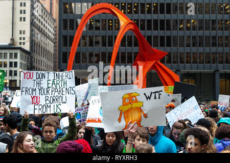 Chicago, Stati Uniti d'America. Xv Mar, 2019. Come parte del world wide " Gioventù clima sciopero" un vivace gruppo di area di Chicago Young Folks lasciato le loro scuole questa mattina, riuniti presso il Museo di campo e hanno marciato attraverso il Grant Park a Federal Plaza nel loop, cantando il loro impegno a porre fine alla minaccia del cambiamento climatico. Nella plaza, giovani altoparlanti, principalmente gli studenti dall'area scuole superiori, esortava la folla per tenere il governo responsabile da "gistering a votare, mostrando fino a sondaggi e votazioni all' se i funzionari eletti negare che il cambiamento climatico è una minaccia. Credito: Matthew Kaplan/Alamy L Foto Stock