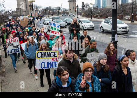 Chicago, Stati Uniti d'America. Xv Mar, 2019. Come parte del world wide " Gioventù clima sciopero" un vivace gruppo di area di Chicago Young Folks lasciato le loro scuole questa mattina, riuniti presso il Museo di campo e hanno marciato attraverso il Grant Park a Federal Plaza nel loop, cantando il loro impegno a porre fine alla minaccia del cambiamento climatico. Nella plaza, giovani altoparlanti, principalmente gli studenti dall'area scuole superiori, esortava la folla per tenere il governo responsabile da "gistering a votare, mostrando fino a sondaggi e votazioni all' se i funzionari eletti negare che il cambiamento climatico è una minaccia. Credito: Matthew Kaplan/Alamy L Foto Stock