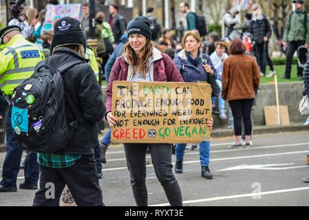 Londra, Regno Unito. Xv Mar, 2019. Studente attivista nella piazza del Parlamento. Scuola gli studenti stanno andando in sciopero in tutta la Gran Bretagna oggi più impegnativa azione sul cambiamento climatico. Credito: Claire Doherty/Alamy Live News Foto Stock