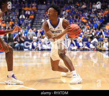 Marzo 15, 2019; dKentucky Wildcats guard Ashton Hagans (2) passa la palla contro Alabama Crimson Tide urante un SEC campionato di serie gioco tra l'Alabama Crimson Tide vs Kentucky Wildcats alla Bridgestone Arena di Nashville, TN (obbligatorio Photo credit: Steve Roberts/Cal Sport Media) Foto Stock