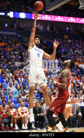 Marzo 15, 2019; Kentucky Wildcats avanti Nick Richards (4) spara la sfera contro Alabama Crimson Tide durante un SEC campionato di serie gioco tra l'Alabama Crimson Tide vs Kentucky Wildcats alla Bridgestone Arena di Nashville, TN (obbligatorio Photo credit: Steve Roberts/Cal Sport Media) Foto Stock
