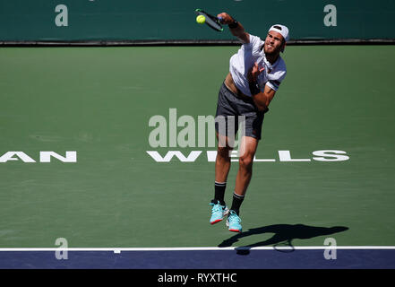 Indian Wells, California, Stati Uniti d'America. Xv Mar, 2019. Marzo 15, 2019 Karen Khachanov (RUS) serve contro Rafael Nadal (ESP) durante il suo quarti di finale al 2019 BNP Paribas Open a Indian Wells Tennis Garden di Indian Wells, California. Charles Baus/CSM Credito: Cal Sport Media/Alamy Live News Foto Stock