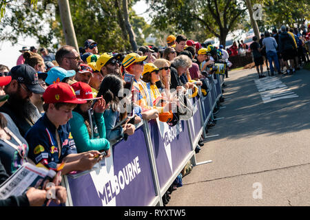 MELBOURNE, Australia - 16 Marzo : Daniel Ricciardo 3 guida per il Team Renault F1 su Melbourne a piedi con ventole durante il periodo della Formula 1 Rolex Australian Grand Prix 2019 all'Albert Park Lake, Australia il 16 marzo 2019. Foto Stock