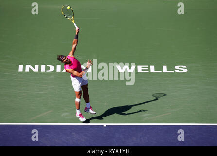 Indian Wells, California, Stati Uniti d'America. Xv Mar, 2019. Marzo 15, 2019 Rafael Nadal (ESP) serve contro Karen Khachanov (RUS) durante il suo quarti di finale al 2019 BNP Paribas Open a Indian Wells Tennis Garden di Indian Wells, California. Charles Baus/CSM Credito: Cal Sport Media/Alamy Live News Foto Stock