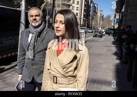 Barcellona, in Catalogna, Spagna. Xv Mar, 2019. Ines Arrimadas e Carlos Carrizosa sono visto arrivare presso il Superiore Procura della Catalogna.Ines Arrimadas e Carlos Carrizosa, leader dei cittadini, hanno presentato al pubblico ministero superiore della Catalogna scritto per perseguire il reato contro il Presidente Quim Torra per non far rispettare l'ordine di ritirare le bandiere di indipendenza e legami giallo dai balconi e dalle facciate di istituzioni catalane secondo l'ordine dell'Ufficio Elettorale Centrale. Credito: Paco Freire SOPA/images/ZUMA filo/Alamy Live News Foto Stock