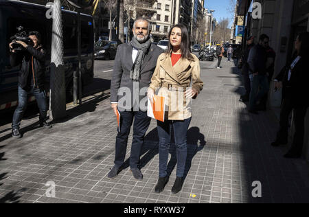 Barcellona, in Catalogna, Spagna. Xv Mar, 2019. Ines Arrimadas e Carlos Carrizosa sono visto arrivare presso il Superiore Procura della Catalogna.Ines Arrimadas e Carlos Carrizosa, leader dei cittadini, hanno presentato al pubblico ministero superiore della Catalogna scritto per perseguire il reato contro il Presidente Quim Torra per non far rispettare l'ordine di ritirare le bandiere di indipendenza e legami giallo dai balconi e dalle facciate di istituzioni catalane secondo l'ordine dell'Ufficio Elettorale Centrale. Credito: Paco Freire SOPA/images/ZUMA filo/Alamy Live News Foto Stock