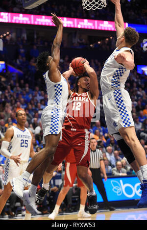 Marzo 15, 2019; Alabama Crimson Tide guard Dazon Ingram (12) passa tra il Kentucky Wildcats guard Ashton Hagans (2) e Kentucky Wildcats avanti Reid Travis (22) durante un SEC campionato di serie gioco tra l'Alabama Crimson Tide vs Kentucky Wildcats alla Bridgestone Arena di Nashville, TN (obbligatorio Photo credit: Steve Roberts/Cal Sport Media) Foto Stock